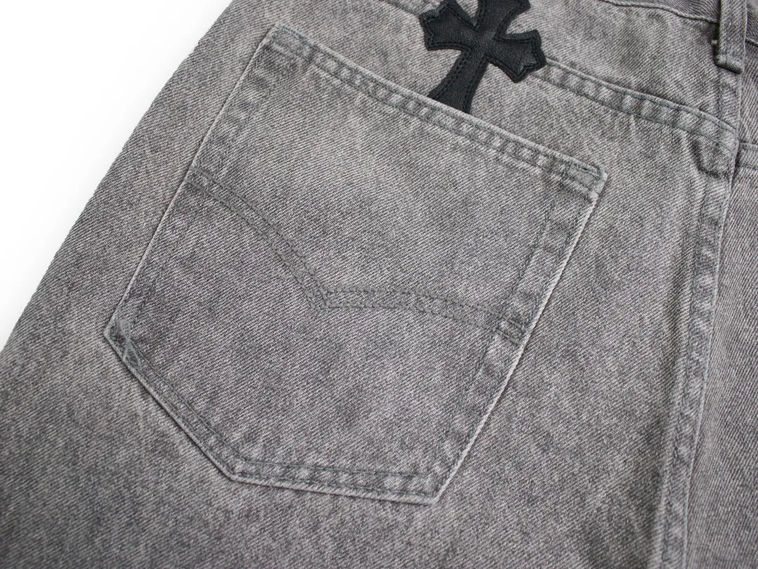 🅿️250 Style Number: D123 Chrome Hearts Matty Boy Sex Records Series Limited JJ Lin Gray and Leather High Street Jeans - CH jeans need to be washed and then disassembled and hand-stitched with sheepskin cross leather and then spliced ​​together to complete the process. The whole process is too complicated to explain. The texture can be seen in the hand, and it’s all about looking good. These are the most beautiful pants in Crow’s heart. They are made of beaded canvas fabric, and heavy washing makes the upper body of the fabric more textured, and the pants shape is tall and straight! The three-dimensional cutting of the whole trousers is a masterpiece! The hardware is customized by zp. The beaded canvas fabric is thick and soft after being washed. It has good breathability. Customized small leather label. Unique design. The details are simple and elegant, and the workmanship is exquisite. The whole trousers are neatly routed and the details are in place! It’s so cool that both men and women can easily control the trend of gender-neutral shorts!  Color: Gray with black Size: 28 30 32 34 36 Corresponding sizes s-xxl Available in seconds. Detailed sizes can be found in picture 9. Pants length: 107/108/109/110/111 Waist: 71/76/81/86/91 Sitting: 101/106/111/116/121